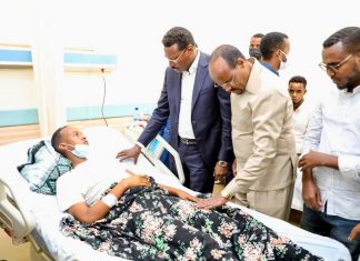 Madaxweynaha Dawladda Galmudug mudane Axmed Cabdi Kaariye oo uu wehliyo Gudoomiyaha Baarlamaanka Galmudug Dr. Maxamed Nur Gacal ayaa Isbitaalka Digfeer ee magaalada Muqdishu ku booqday Xildhibaan Xasan Xirsi Faafaale