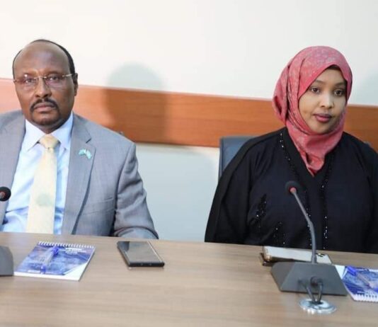 Guddoomiyaha Golaha Baarlamaanka Galmudug Dr Maxamed Nuur Gacal oo ay Weheliso Guddoomiye Kuxigeenka 2aad ee Golaha Faadumo Cabdi Cali ayaa Xarunta Aqalka Sare ee BJFS uga qeyb galey kulan