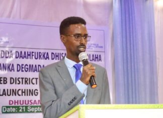Xildhibaan Mursal Mohamed Yusuf oo ka tirsan Guddiga Dastuurka, Dib-u-hishiisinta iyo Arrimaha Gudaha Golaha Baarlamaank Galmudug oo akhriska 3-aad ku samaynayey